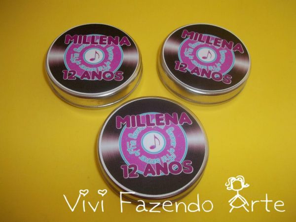 50 Latinhas personalizadas.